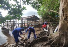 Jaga Kebersihan Lingkungan di Pinggir Sungai Kumai, Personel Ditpolairud Ajak Warga Bersihkan Sampah