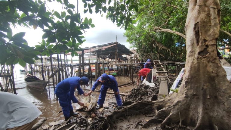 Jaga Kebersihan Lingkungan di Pinggir Sungai Kumai, Personel Ditpolairud Ajak Warga Bersihkan Sampah