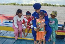 PBMH Ditpolairud Dikunjungi Anak-anak Bantaran DAS Barito Desa Palangkau Lama