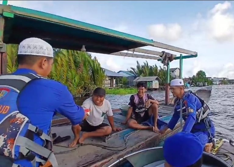 Ditpolairud Bagikan Takjil kepada Warga DAS Jelai, Kabupaten Sukamara