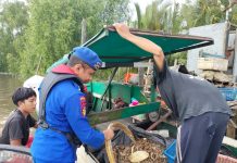 Personel Ditpolairud Ingatkan Warga DAS Kapuas tentang Bahaya Destructive Fishing