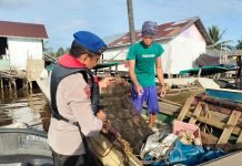 Bahaya Destructive Fishing Terus Mengintai, Ditpolairud Polda Kalteng Gencar Edukasi Masyarakat di Bantaran Sungai DAS Kapuas