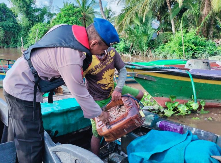 Ditpolairud Polda Kalteng Edukasi Masyarakat Perairan tentang Bahaya Destructive Fishing di DAS Kapuas