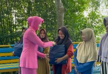 Ketua Bhayangkari Ranting Ditpolairud Daerah Kalimantan Tengah Pimpin Kegiatan Baksos