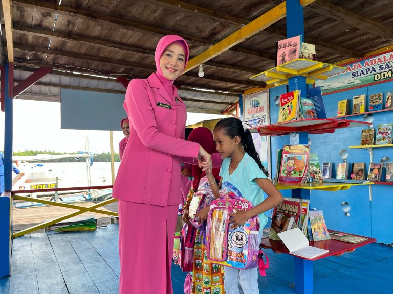 Ketua Bhayangkari Ranting Ditpolairud Serahkan Bansos dan Alat-alat Sekolah kepada Warga Arut Selatan