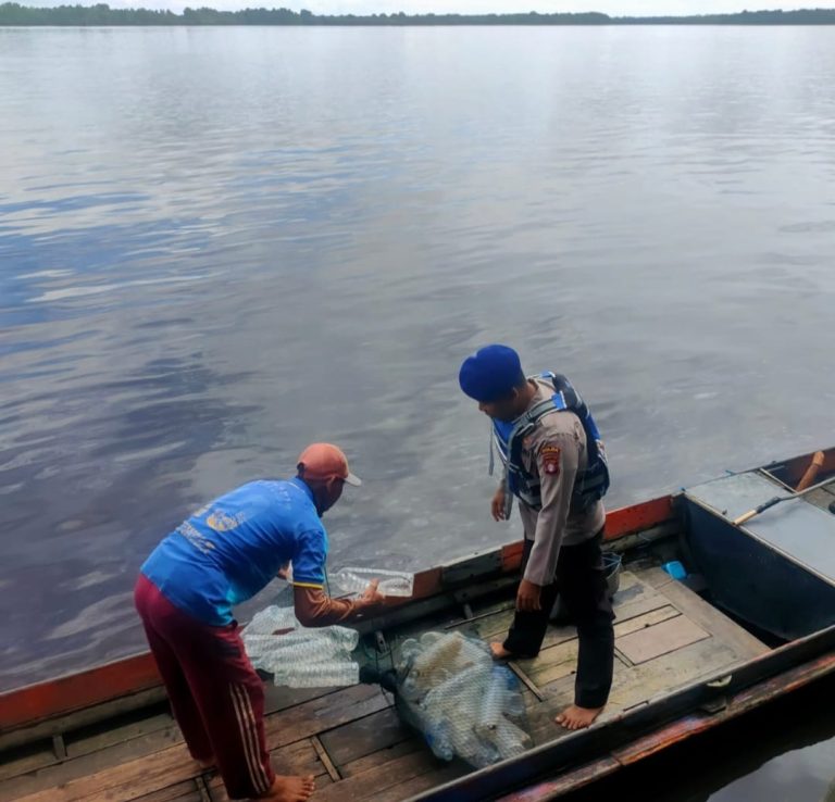 Personel Ditpolairud Polda Kalteng Sambang Masyarakat Sekaligus Berikan Imbauan