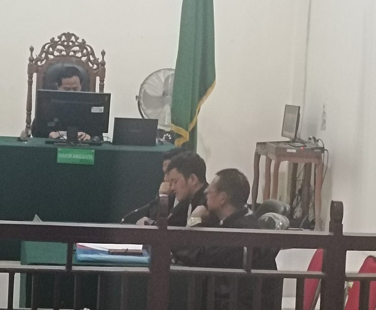Terdakwa Deden : Anak masih kecil dan saya tumpuan mencari nafkah, Penasehat Hukum  Mohon Tiga Kliennya Dinyatakan Tak Bersalah, Dibebaskan dari Dakwaan