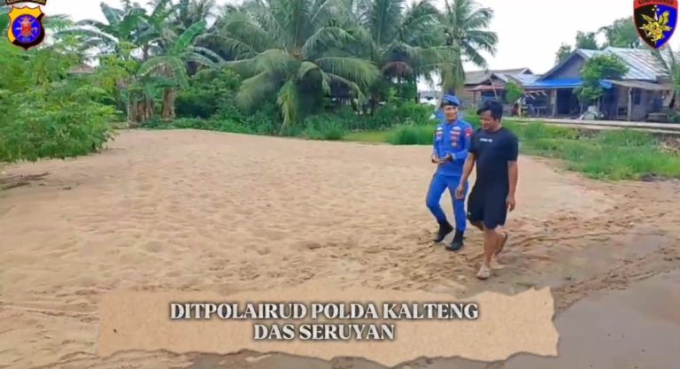 Personel Ditpolairud Berinteraksi sambil Dengarkan Aspirasi dan Keluhan Warga