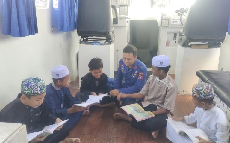 Anak-Anak Bantaran Sungai Barito Kunjungi KMH Ditpolairud