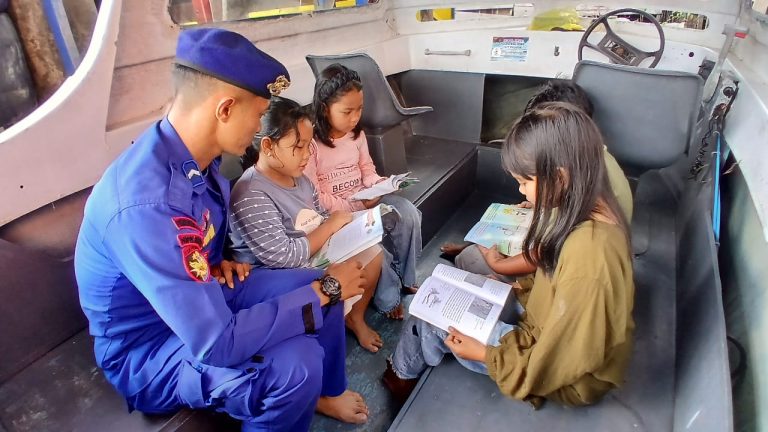 Pelajar Sukamara Kunjungi Perpustakaan Terapung Ditpolairud