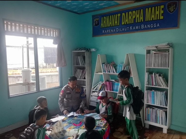 Ditpolairud Sediakan Buku Bacaan Bagi Pelajar di Kecamatan Kahayan Kuala