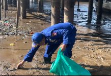 Personel Ditpolairud Bersihkan Sampah di Pinggir Sungai Kumai