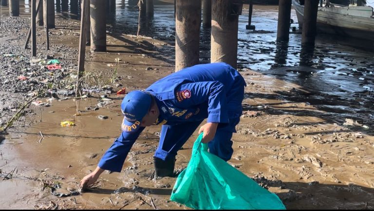 Personel Ditpolairud Bersihkan Sampah di Pinggir Sungai Kumai