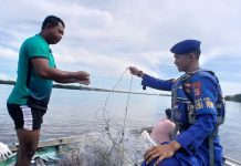 Personel Ditpolairud Patroli dan Cek Alat Tangkap Ikan di DAS Jelai