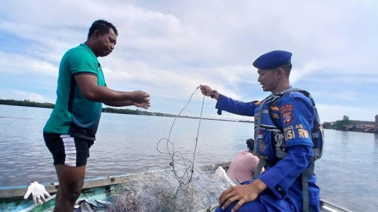 Personel Ditpolairud Patroli dan Cek Alat Tangkap Ikan di DAS Jelai