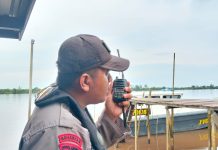 Personel Ditpolairud Polda Kalteng Imbau Keselamatan Pelayaran Lewat Radio VHF Channel 16