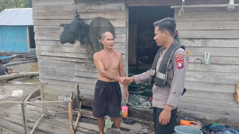 Sambang Humanis, Personel KP XVIII-2001 Sampaikan Pesan Kamtibmas kepada Warga Pesisir DAS Barito