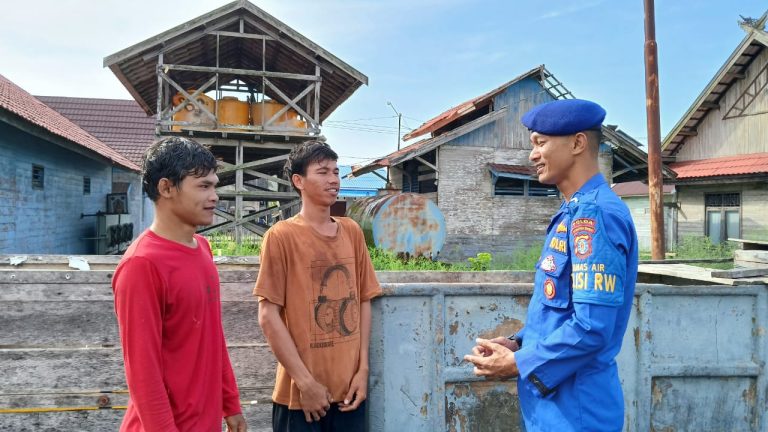 Personel Ditpolairud Warning Warga DAS Kuala Jelai Soal Bahaya Narkoba