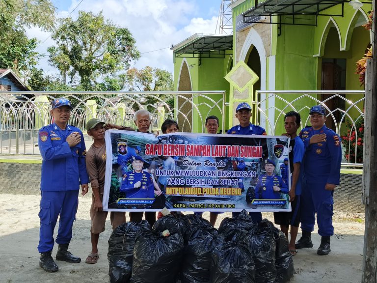 Ditpolairud Polda Kalteng Bersihkan Sampah Laut dan Sungai Di Desa Binaan