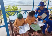 Siswa SD Antusias Datangi Pondok Baca Ditpolairud di Palangkau Baru Kapuas