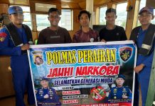 Personel Ditpolairud Peringatkan Bahaya Narkoba kepada Awak Kapal Di DAS Barito