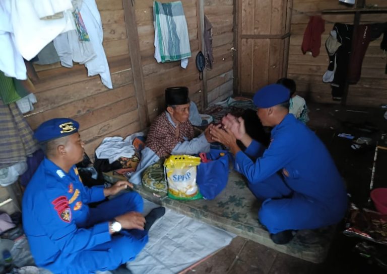 Ditpolairud Polda Kalteng Bagikan Bansos  di Katingan