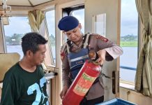 Patroli Rutin, Kapal Ditpolairud Polda Kalteng Periksa Alat Keselamatan