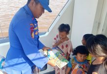 Anak-anak DAS Mentaya Manfaatkan Perpustakaan Terapung Ditpolairud Polda Kalteng