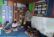 Personel Ditpolairud Polda Kalteng Cerdaskan Anak-anak Pesisir DAS Kumai