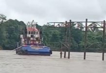 Tugboat Tabrak Pagar Pengaman Pelabuhan Bekas Dinas Kehutanan di Sungai Barito
