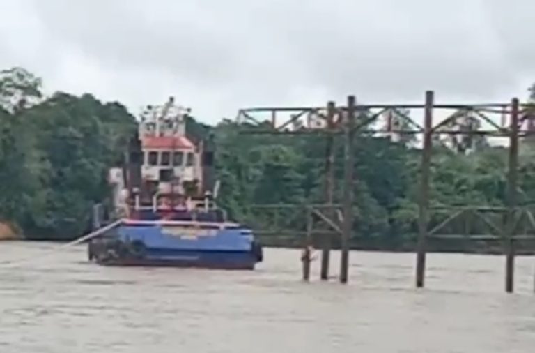 Tugboat Tabrak Pagar Pengaman Pelabuhan Bekas Dinas Kehutanan di Sungai Barito