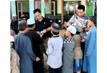 Anggota DPRD Barito Utara Bagikan Susu Gratis di Kecamatan Gunung Timang