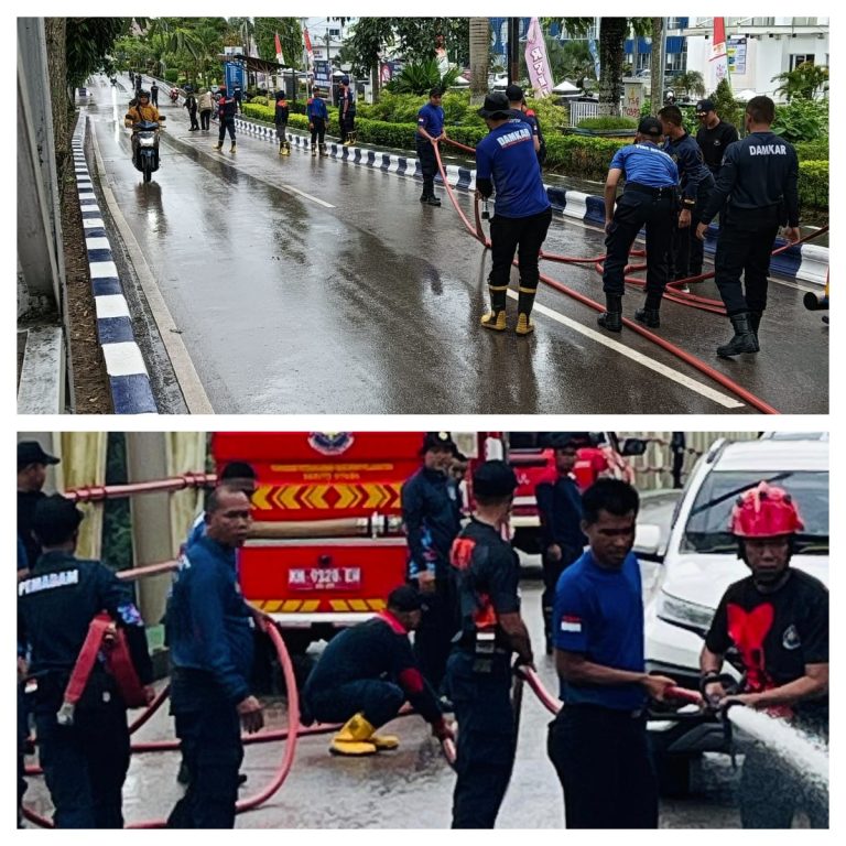 Jelang  HUT Barito Utara, Disdamkarmat Turunkan 180 Personel Bersihkan Jalan Protokol di Muara Teweh