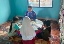 Anak-Anak Pesisir Antusias Membaca Buku di Pondok Baca Melek Huruf