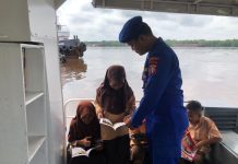 Perpustakaan Terapung Ditpolairud Polda Kalteng Dukung Pendidikan Anak-Anak DAS Mentaya