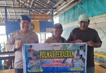 Personel Ditpolairud Imbau Masyarakat Pegatan Hilir, Ciptakan Lingkungan Bebas Sampah