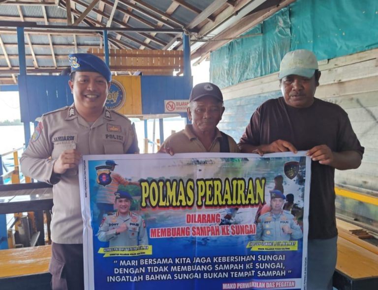 Personel Ditpolairud  Imbau Masyarakat Pegatan Hilir, Ciptakan Lingkungan Bebas Sampah