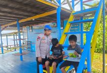 Pandu Anak-Anak Pesisir, Personel Ditpolairud Semangati Mereka supaya Gemar Membaca