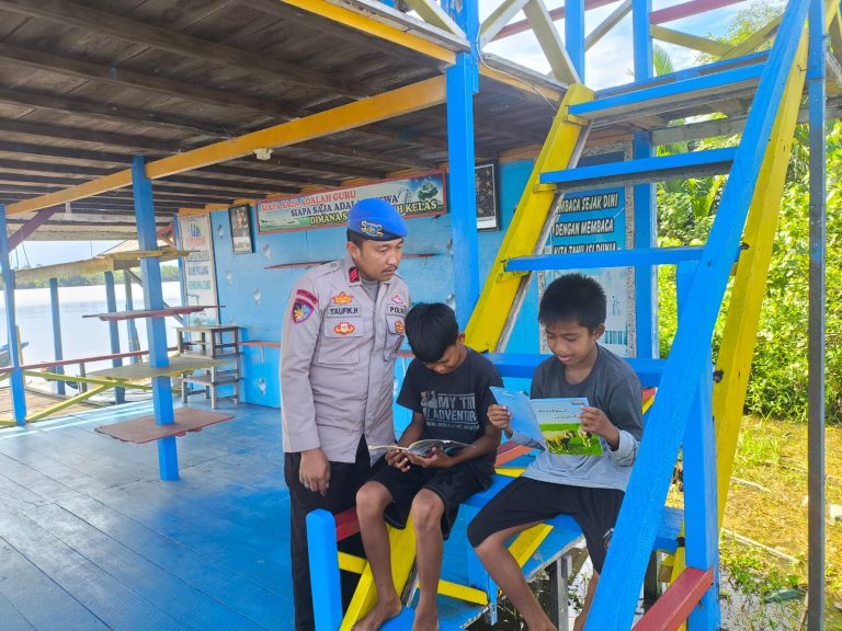 Pandu Anak-Anak Pesisir, Personel Ditpolairud Semangati Mereka supaya  Gemar Membaca