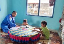 Personel Ditpolairud Mengajak Anak-Anak Pesisir Membaca di Pondok Baca Melek Huruf