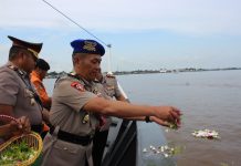 Peringati Hari Bhayangkara ke-79, Ditpolairud Polda Kalteng Gelar Upacara Tabur Bunga