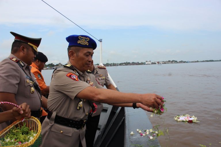 Peringati Hari Bhayangkara ke-79, Ditpolairud Polda Kalteng Gelar Upacara Tabur Bunga