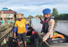 Personel Ditpolairud Sampaikan Imbauan Kamtibmas kepada Para Pelayar di DAS Kapuas