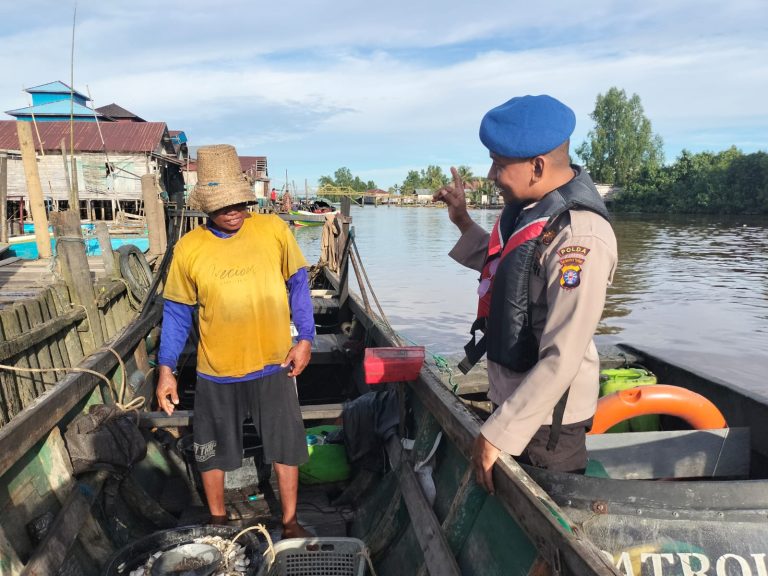 Personel Ditpolairud Sampaikan Imbauan Kamtibmas kepada Para Pelayar di DAS Kapuas