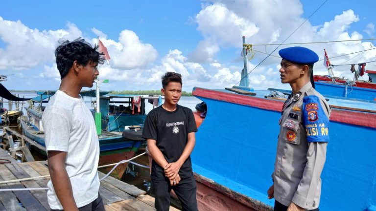 Personil Ditpolairud Mako Perwakilan DAS Jelai Ajak Masyarakat Pesisir Jauhi dan Perangi Narkoba ‎