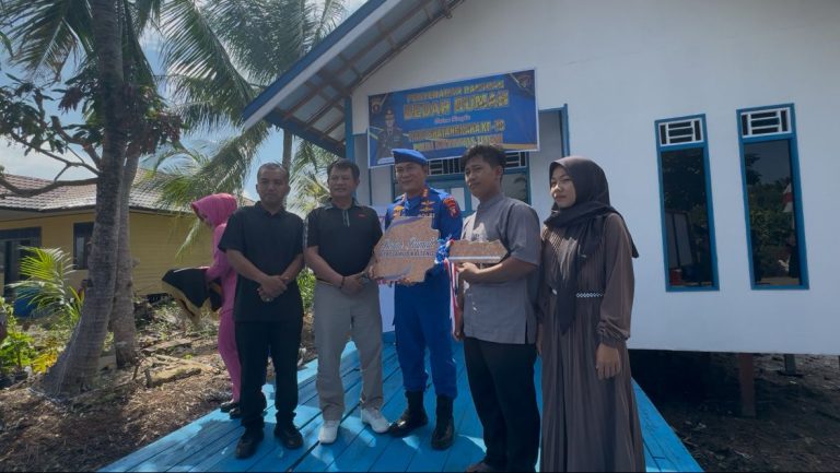 Ditpolairud Polda Kalteng Serahkan Kunci Bedah Rumah dan Bansos kepada Masyarakat Desa Sungai Undang Seruyan