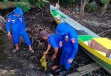 Wujudkan Lingkungan Bersih dan Sehat, Ditpolairud Bersihkan Sampah Sungai Kumai