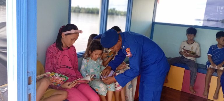 Anak-anak Desa Palangkau Lama Isi Liburan di Pondok Baca Ditpolairud