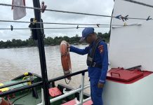 Patroli Rutin, Ditpolairud Polda Kalteng Periksa Dokumen Kapal dan Cek Alat Keselamatan