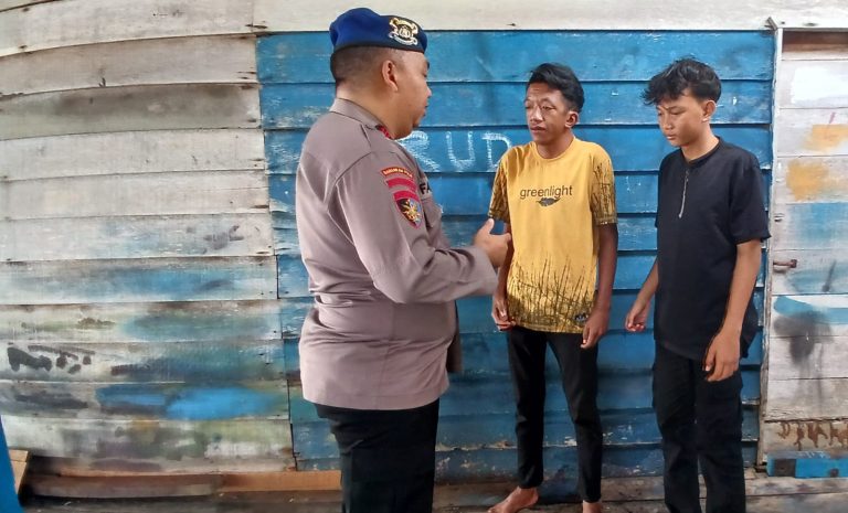 Cegah Narkoba Di Wilayah Pegatan, Personel Ditpolairud Edukasi Warga